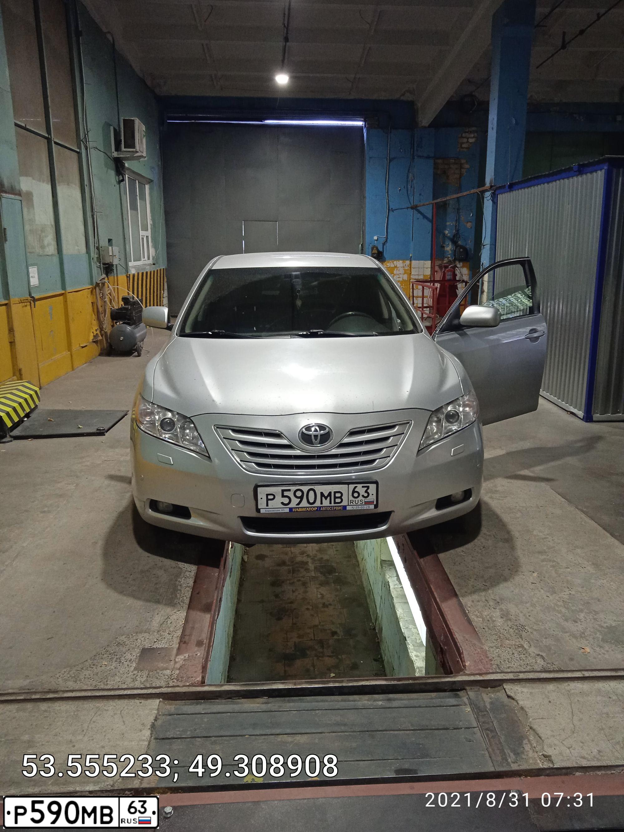 Фото автомобиля TOYOTA CAMRY, 2006 — госномер Р590МВ63. Цвет: Серебристый