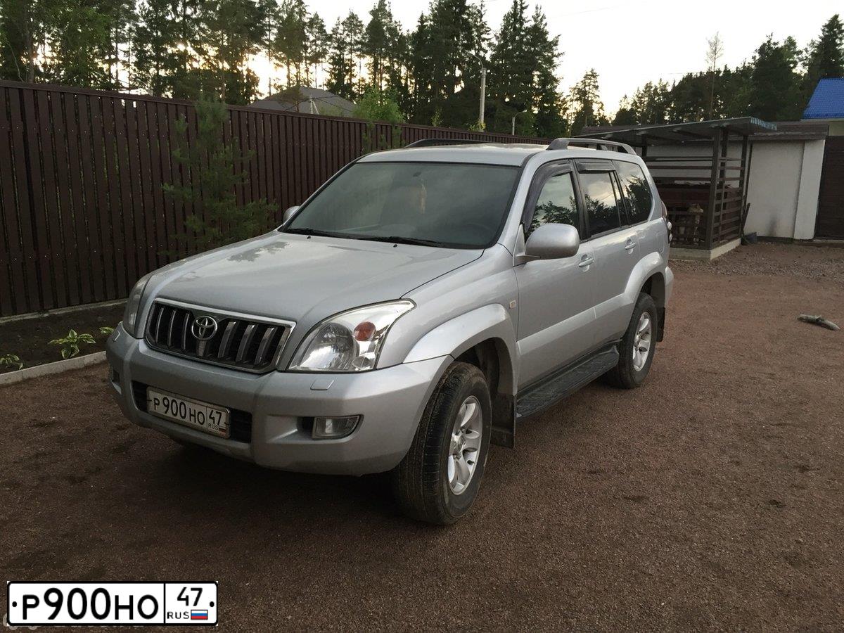 Фото автомобиля TOYOTA LANDCRUISER, 2003 — госномер Р900НО47. Цвет: СЕРЕБРИСТЫЙ
