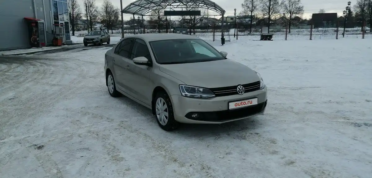 Фото автомобиля VOLKSWAGEN JETTA, 2013 — госномер М969КТ13. Цвет: СЕРЕБРИСТО ЖЕЛТЫЙ