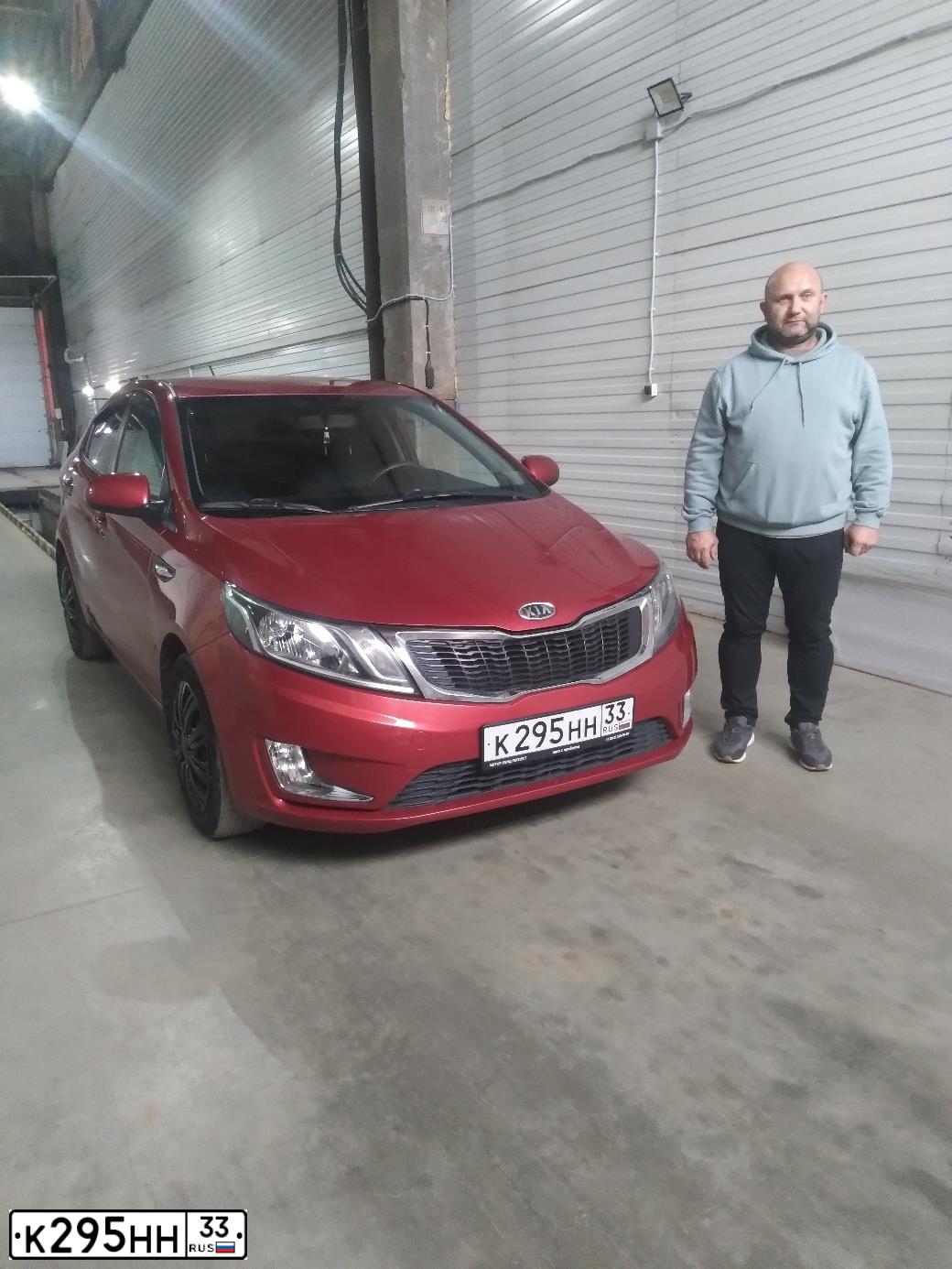 Фото автомобиля KIA RIO, 2012 — госномер С795ЕХ198. Цвет: Красный