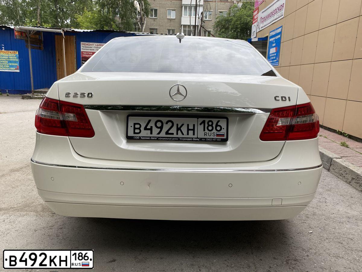 Фото автомобиля MERCEDES E-KLASSE, 2011 — госномер Т111ЕВ72. Цвет: Белый