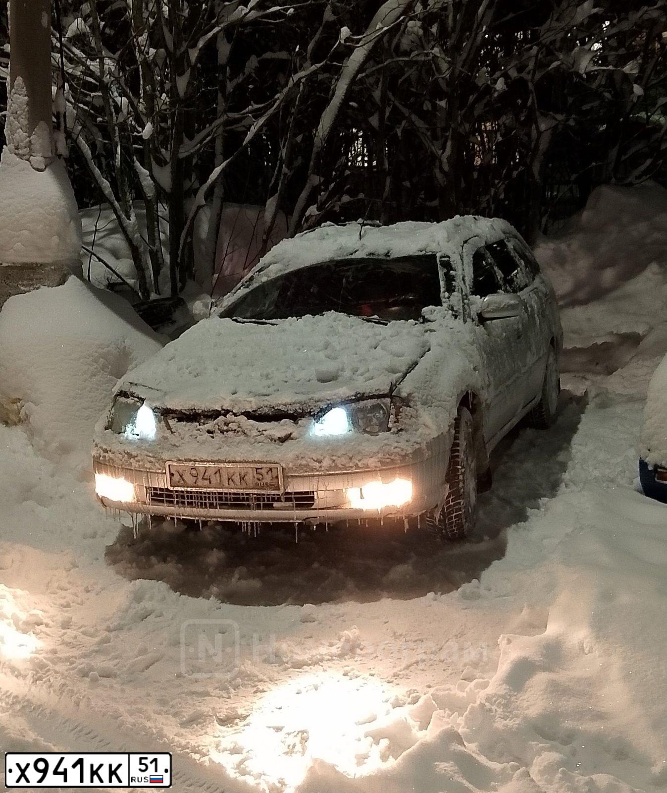 Фото автомобиля TOYOTA AVENSIS, 2002 — госномер Х941КК51. Цвет: Серебристый
