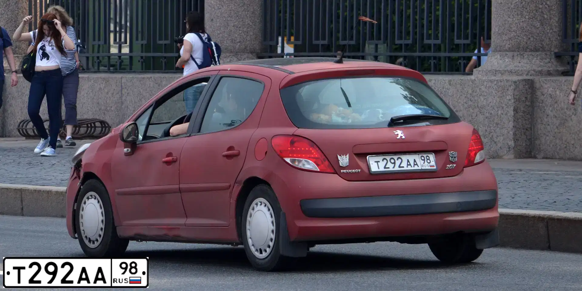 Фото автомобиля PEUGEOT 207, 2009 — госномер Т292АА98. Цвет: Красный