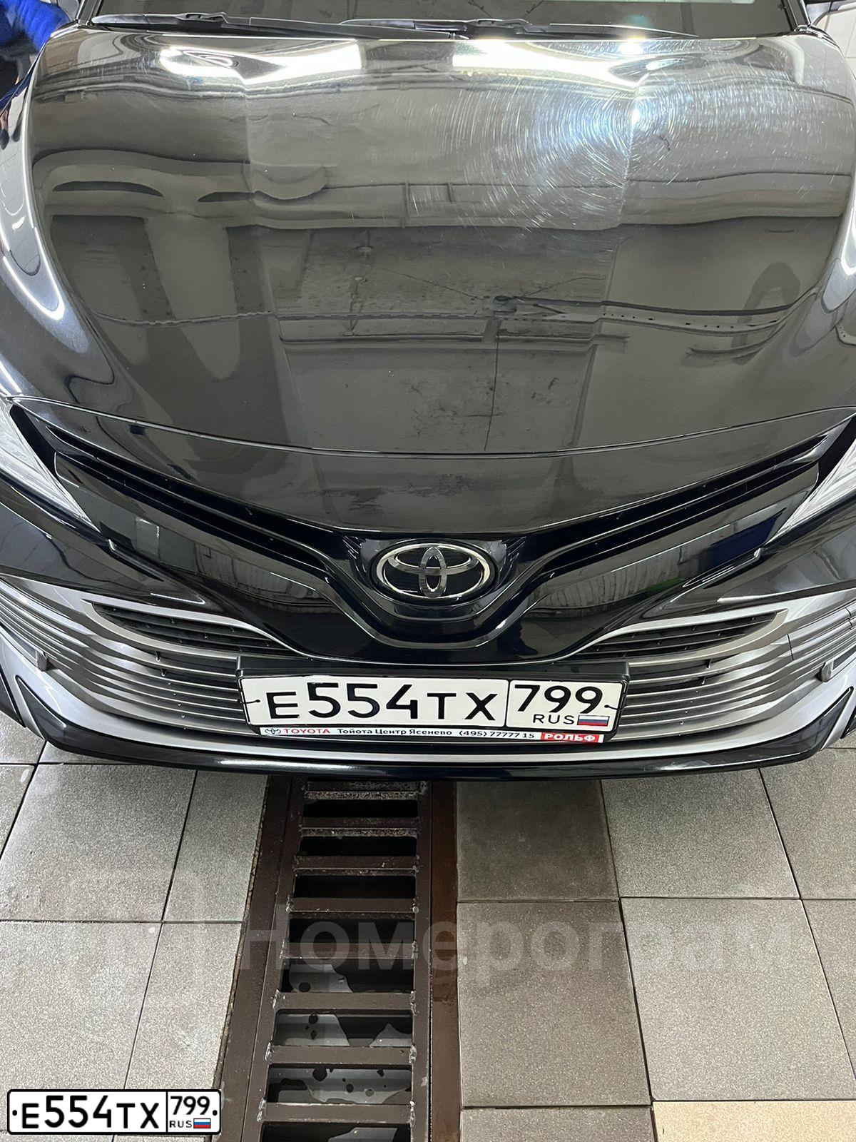 Фото автомобиля TOYOTA CAMRY, 2020 — госномер Е554ТХ799. Цвет: ЧЕРНЫЙ