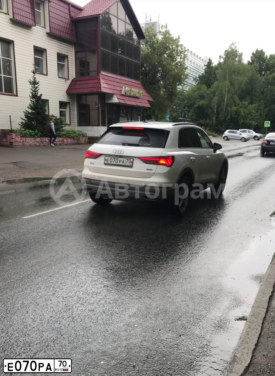 Фото автомобиля VOLKSWAGEN POLO, 2013 — госномер Е070РА70. Цвет: Серебристо-Желтый