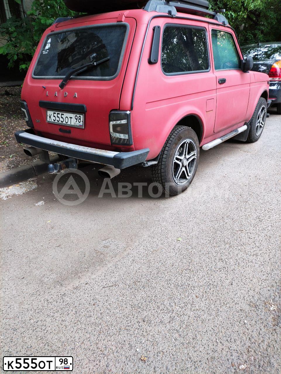 Фото автомобиля VOLKSWAGEN TOURAN, 2011 — госномер К555ОТ98. Цвет: КОРИЧНЕВЫЙ