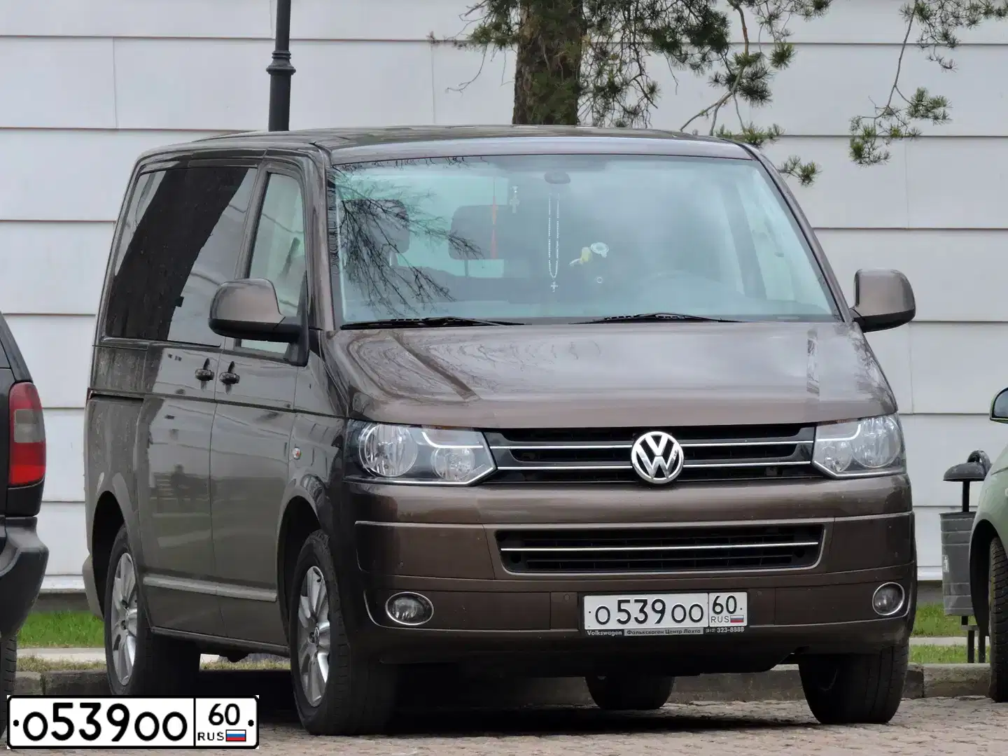 Фото автомобиля VOLKSWAGEN MULTIVAN, 2012 — госномер В959НУ60. Цвет: Коричневый