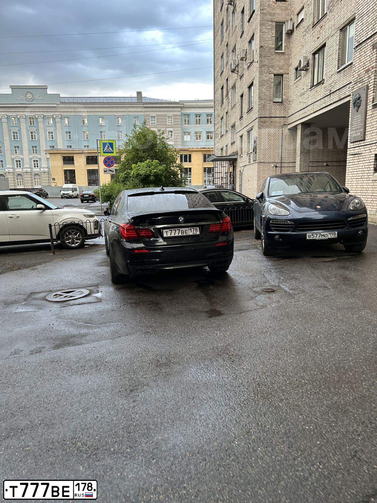 Фото автомобиля BMW SERIE 7, 2012 — госномер Т777ВЕ178. Цвет: ЧЕРНЫЙ