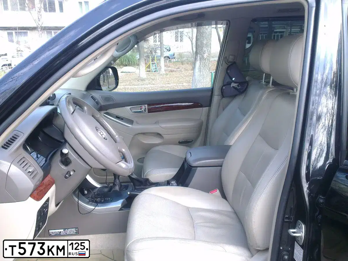 Фото автомобиля TOYOTA LANDCRUISER, 2005 — госномер Т573КМ125. Цвет: ЧЕРНЫЙ