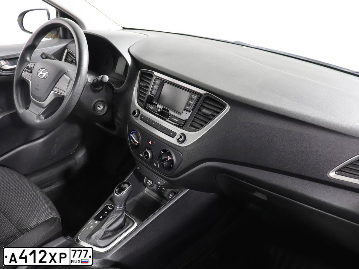 Фото автомобиля HYUNDAI SOLARIS, 2017 — госномер А412ХР777. Цвет: БЕЛЫЙ