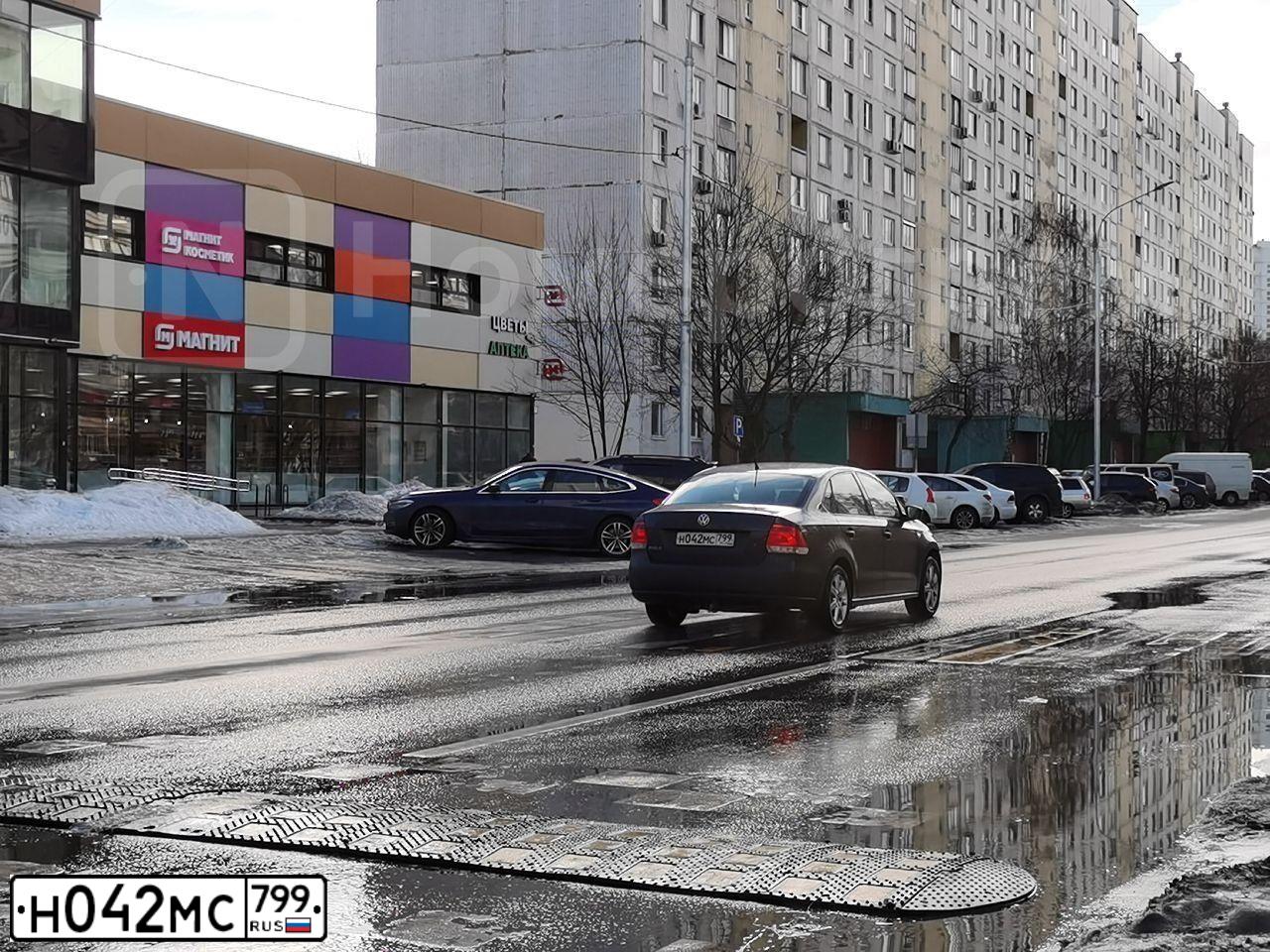 Фото автомобиля VOLKSWAGEN POLO, 2015 — госномер Н042МС799. Цвет: СЕРЫЙ