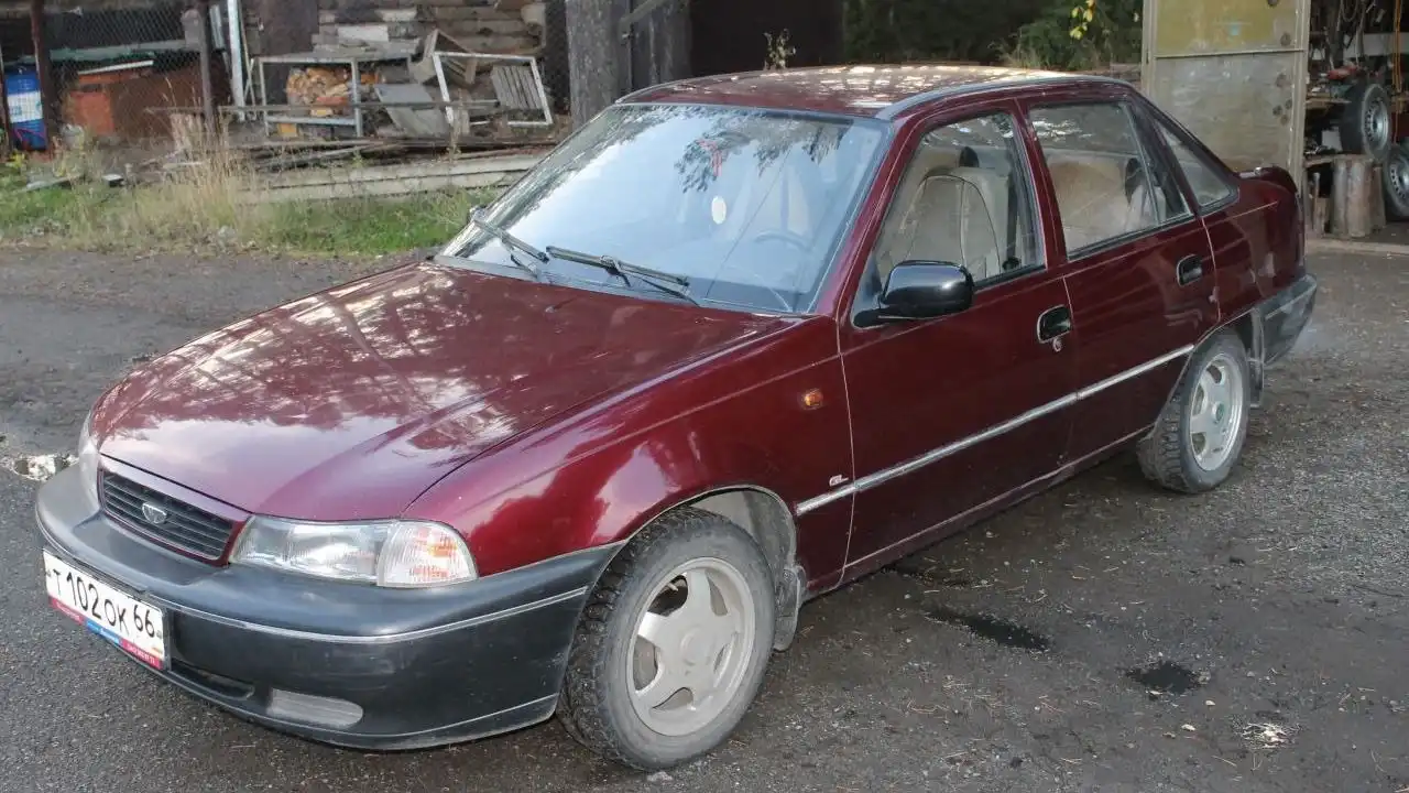 Фото автомобиля DAEWOO NEXIA, 2001 — госномер Х695АЕ196. Цвет: Красный