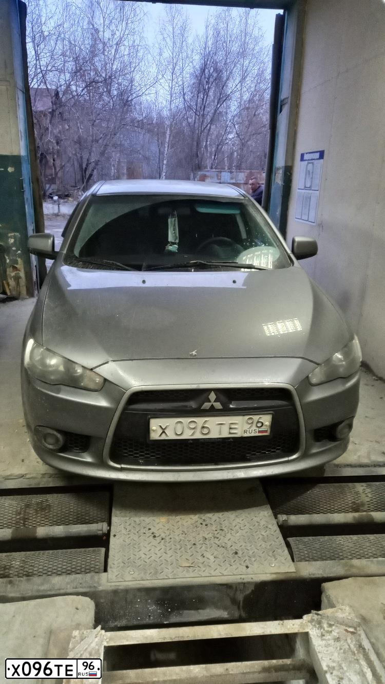 Фото автомобиля MITSUBISHI LANCER, 2012 — госномер Х096ТЕ96. Цвет: СЕРЫЙ