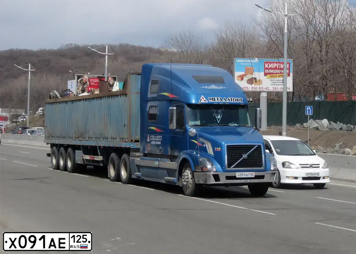 Фото автомобиля VOLVO SERIE VNL /6X4/, 2008 — госномер Х091АЕ125. Цвет: синий