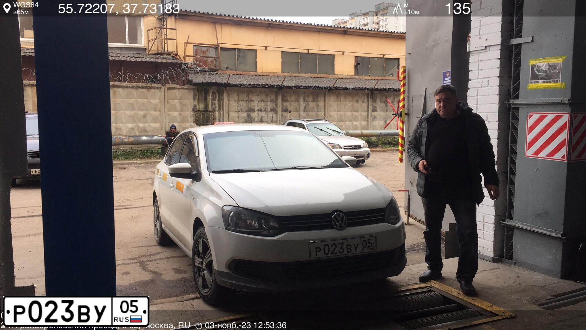 Фото автомобиля VOLKSWAGEN POLO, 2013 — госномер В788ВУ750. Цвет: БЕЛЫЙ-ЖЕЛТЫЙ-СЕРЫЙ