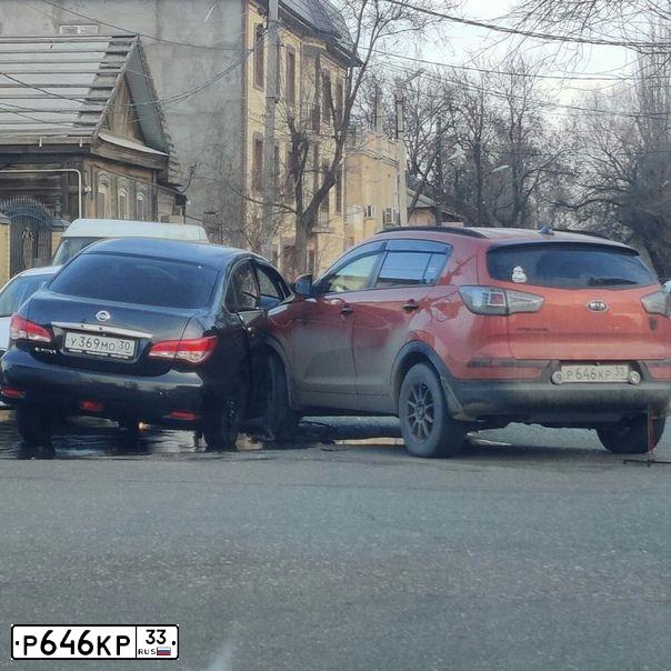 Фото автомобиля BMW X3, 2009 — госномер Р646КР33. Цвет: КРАСНЫЙ МЕТАЛЛИК