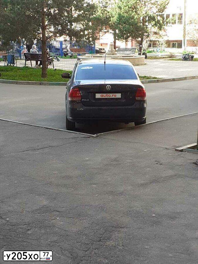 Фото автомобиля VOLKSWAGEN POLO, 2013 — госномер С460ВН550. Цвет: Темно-синий