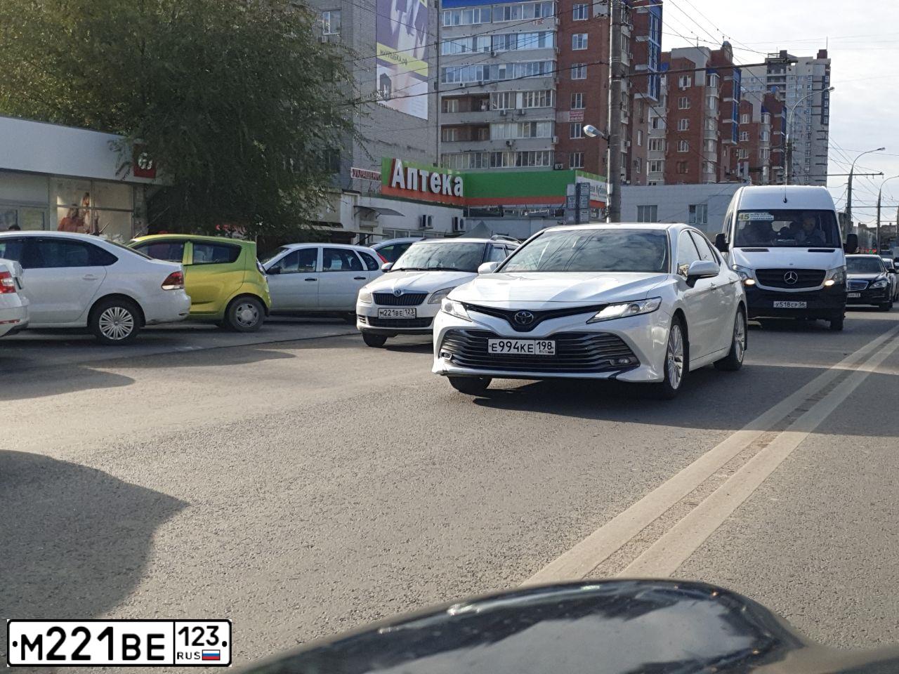 Фото автомобиля SKODA FABIA, 2011 — госномер М221ВЕ123. Цвет: Белый