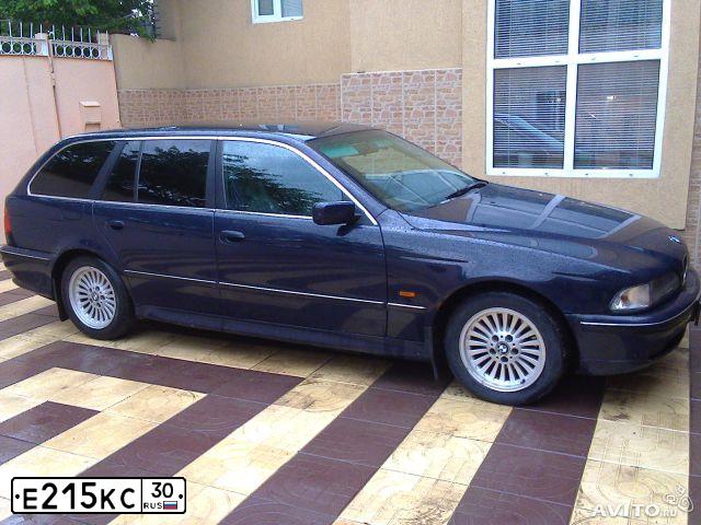 Фото автомобиля BMW SERIE 5, 1998 — госномер Е215КС30. Цвет: ТЕМНО-СИНИЙ