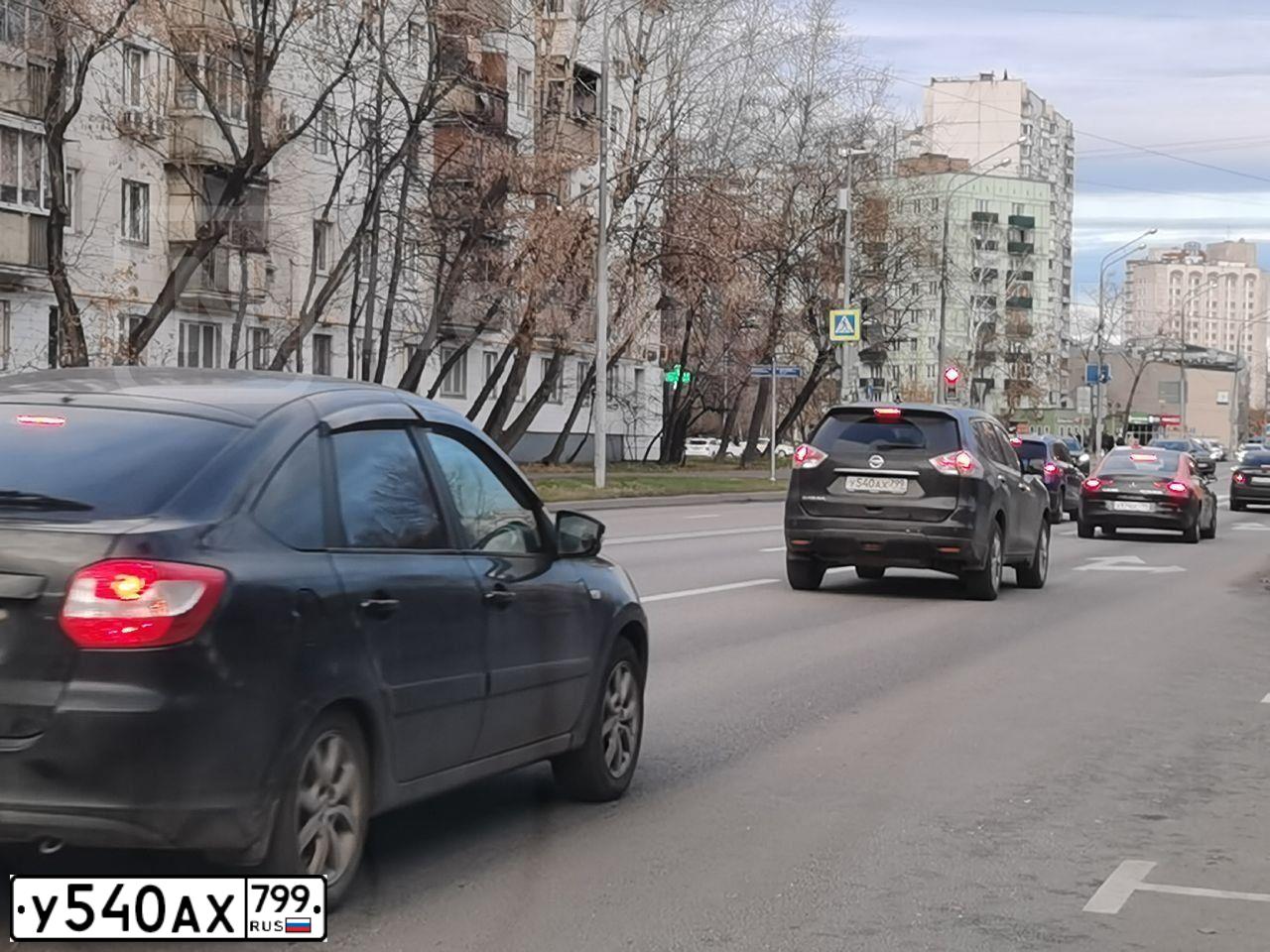 Фото автомобиля NISSAN X-TRAIL, 2017 — госномер У540АХ799. Цвет: ЧЕРНЫЙ