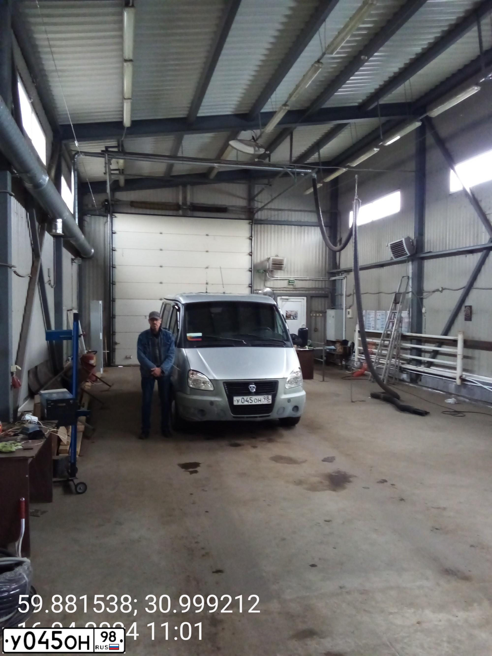 Фото автомобиля GAZ 2217 SOBOL, 2003 — госномер У045ОН98. Цвет: Серебристый