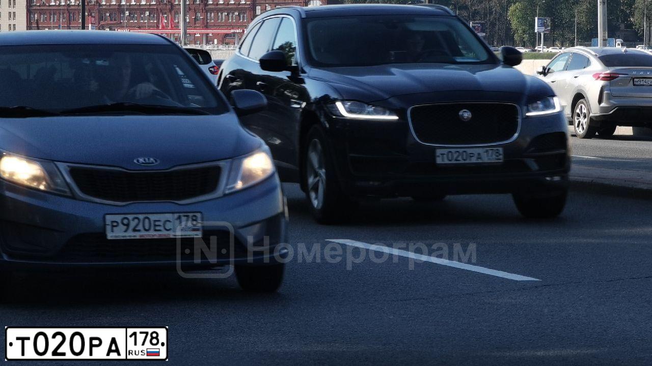 Фото автомобиля LANDROVER RANGE ROVER EVOQUE, 2018 — госномер Т020РА178. Цвет: БЕЛЫЙ