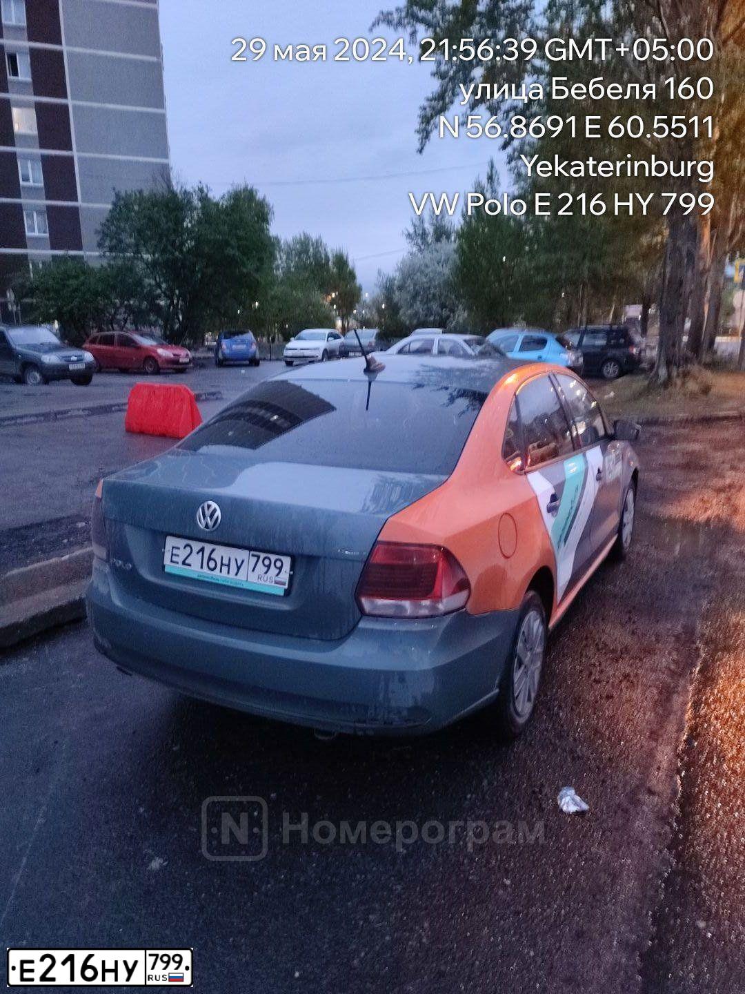 Фото автомобиля VOLKSWAGEN POLO, 2019 — госномер Е216НУ799. Цвет: МНОГОЦВЕТНЫЙ