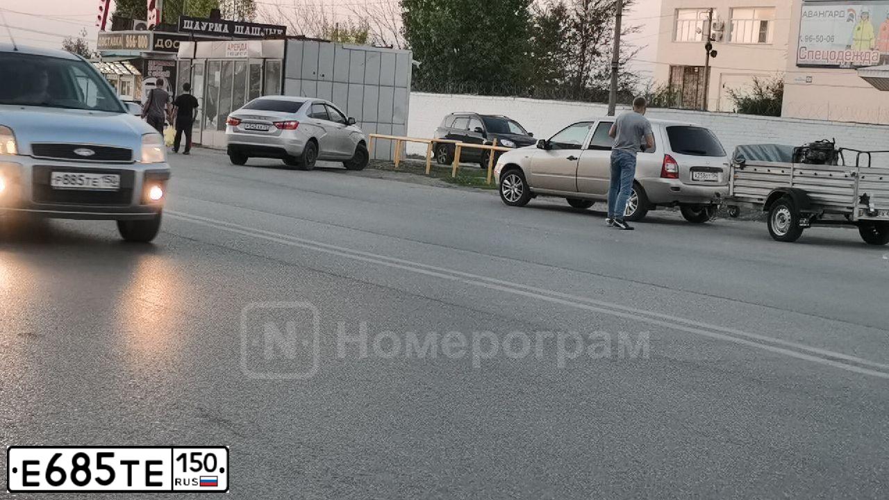 Фото автомобиля LADA 2112, 2004 — госномер Е685ТЕ150. Цвет: ЗЕЛЕНЫЙ ТЕМНЫЙ