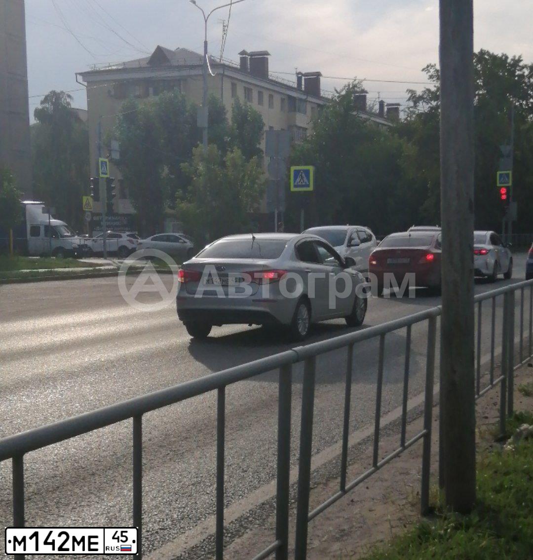 Фото автомобиля KIA RIO, 2015 — госномер М142МЕ45. Цвет: Серебристый