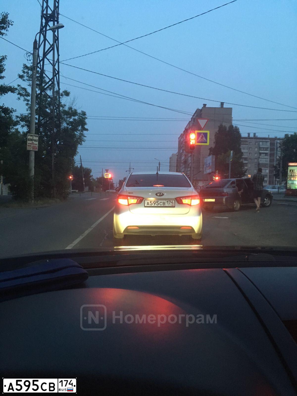 Фото автомобиля MITSUBISHI LANCER, 2005 — госномер А595СВ174. Цвет: СЕРЕБРИСТЫЙ