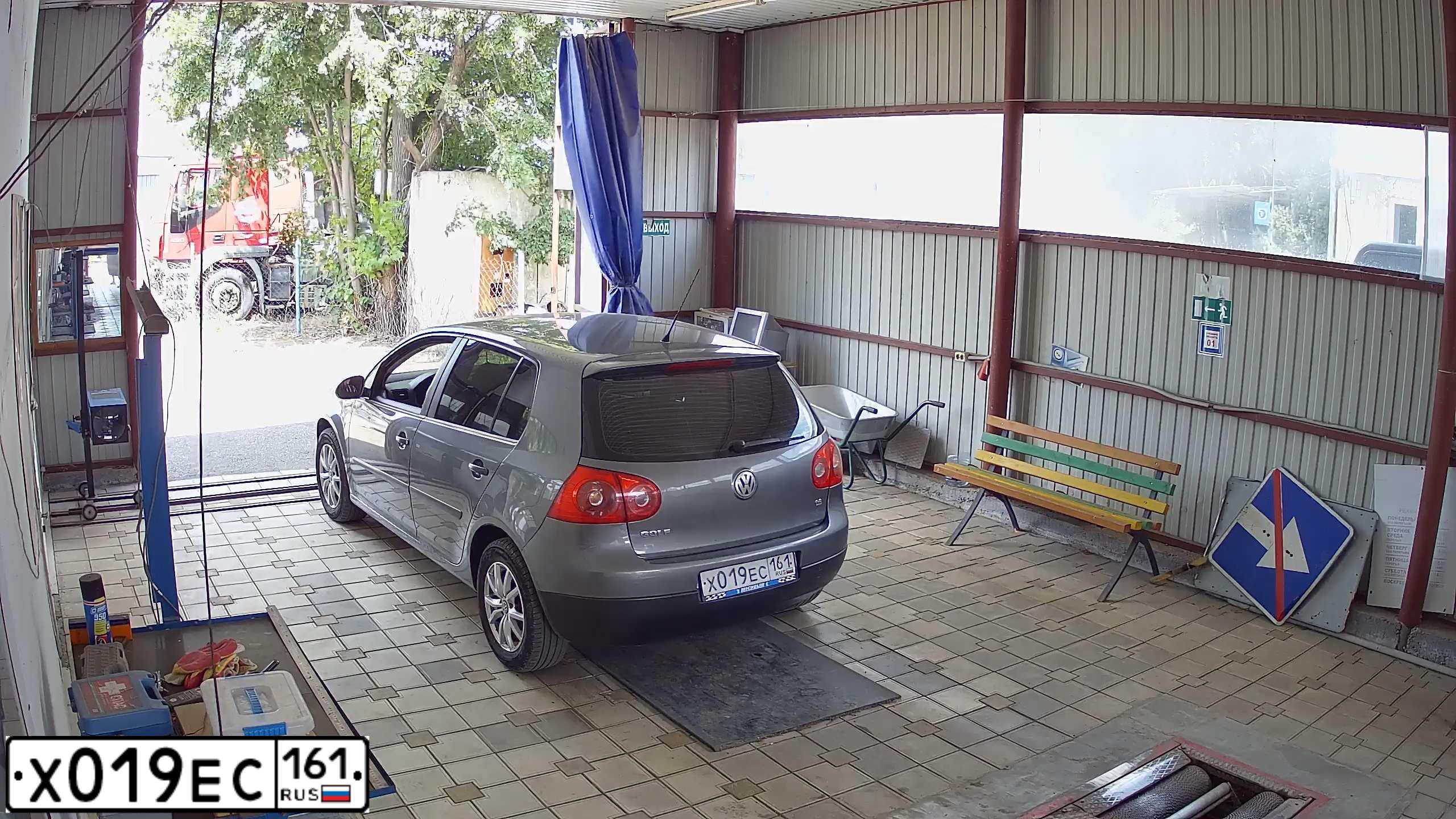 Фото автомобиля VOLKSWAGEN GOLF, 2005 — госномер Х019ЕС161. Цвет: СЕРЫЙ