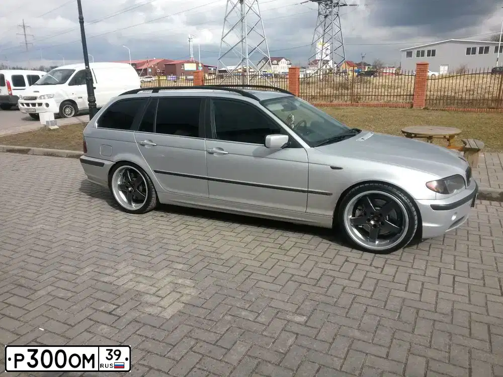 Фото автомобиля MERCEDES CLK-KLASSE, 2001 — госномер Р300ОМ39. Цвет: СЕРЕБРИСТЫЙ