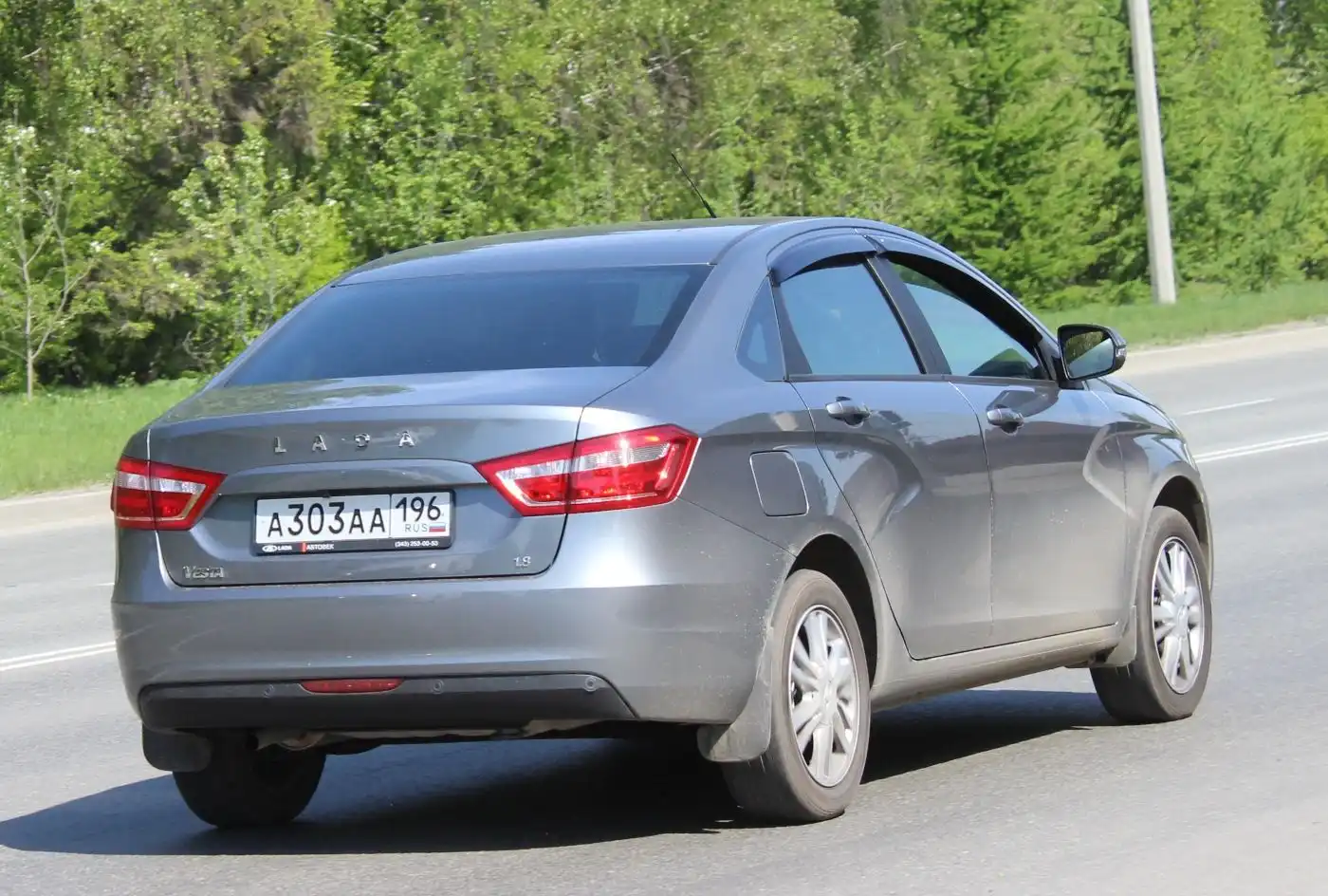 Фото автомобиля KIA RIO, 2019 — госномер М686ХХ196. Цвет: Белый