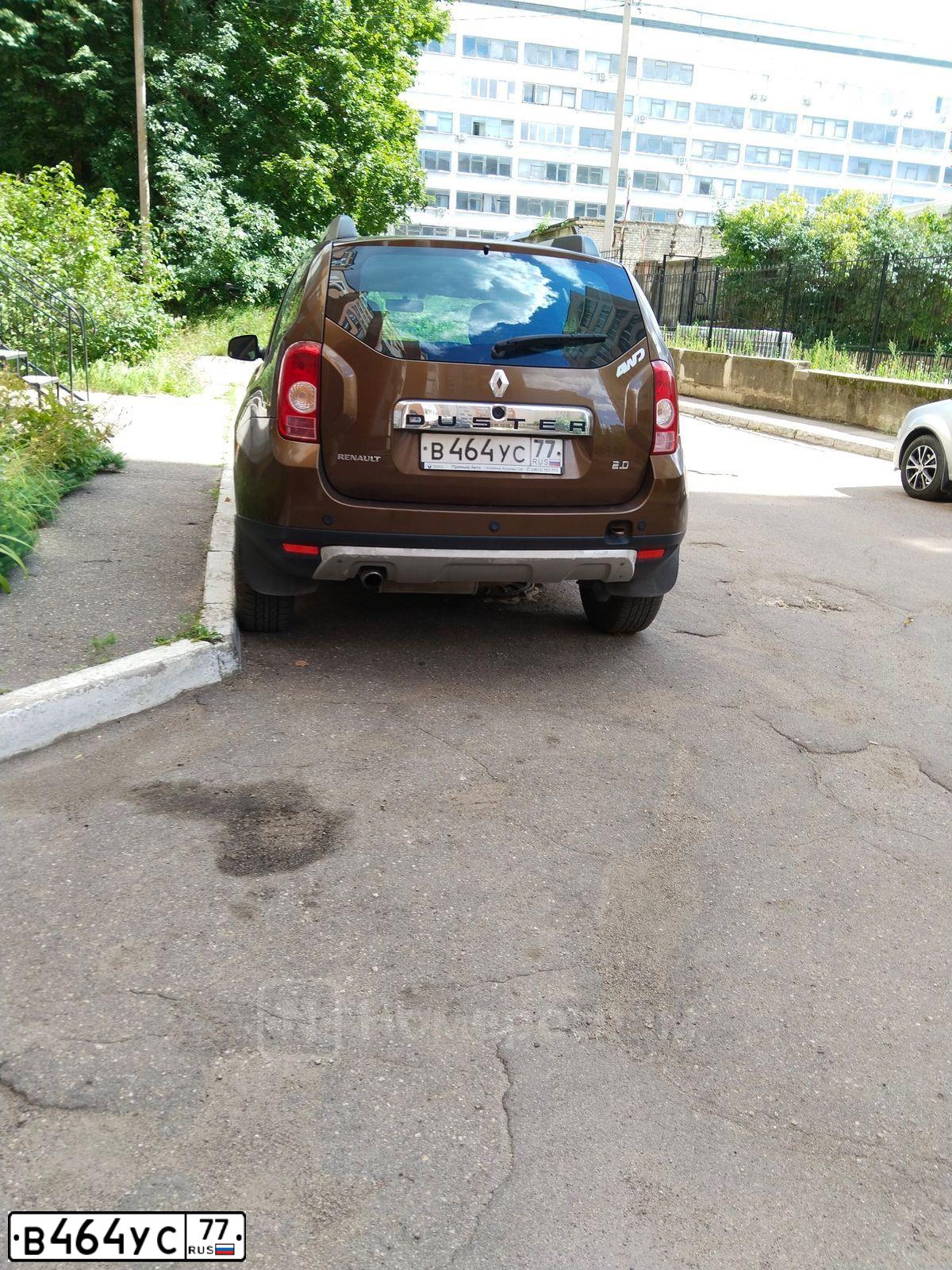 Фото автомобиля RENAULT DUSTER, 2012 — госномер В464УС77. Цвет: Коричневый