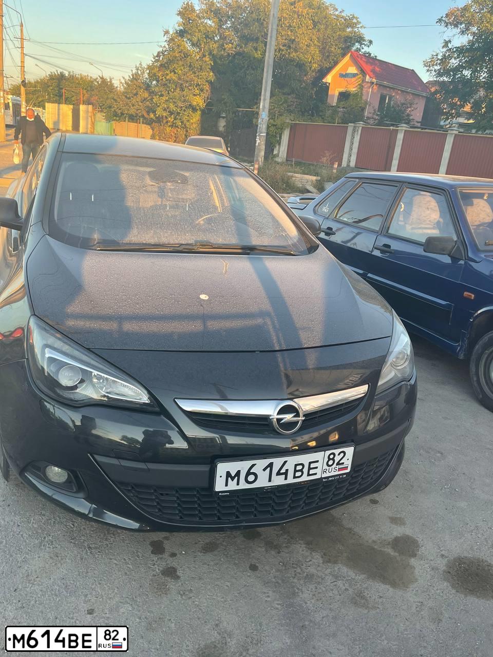 Фото автомобиля ОПЕЛЬ АСТРА GTC P-J/SW, 2013 — госномер Р571ВС82. Цвет: ЧЕРНЫЙ