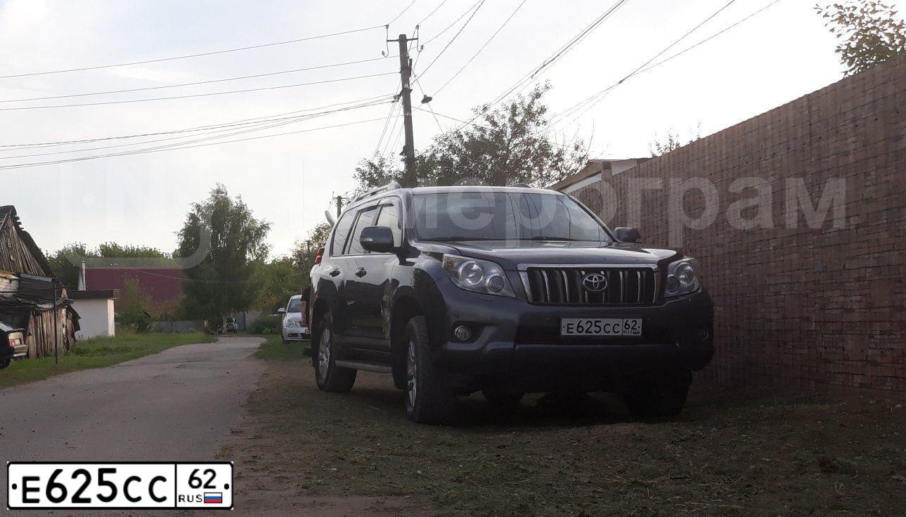 Фото автомобиля TOYOTA LANDCRUISER, 2012 — госномер Е625СС62. Цвет: Серый
