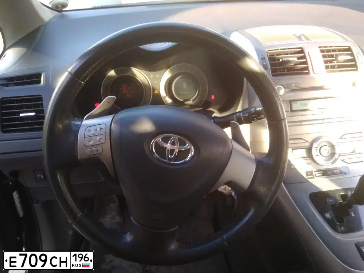 Фото автомобиля TOYOTA AURIS, 2008 — госномер Е709СН196. Цвет: ЧЕРНЫЙ