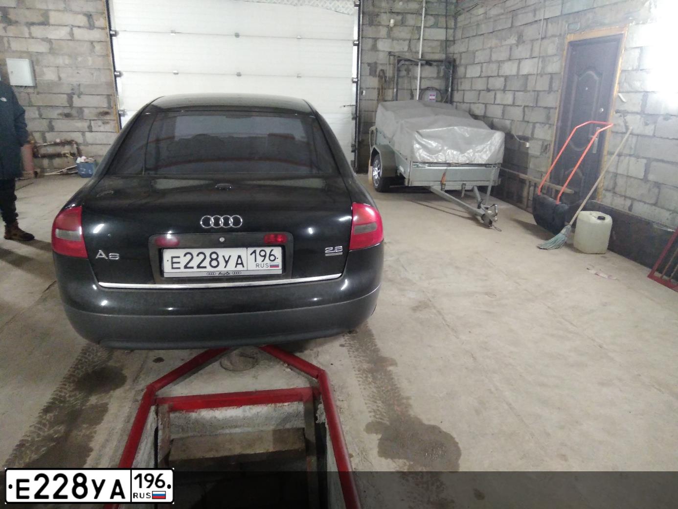 Фото автомобиля AUDI A6, 1997 — госномер Е228УА196. Цвет: ЧЕРНЫЙ