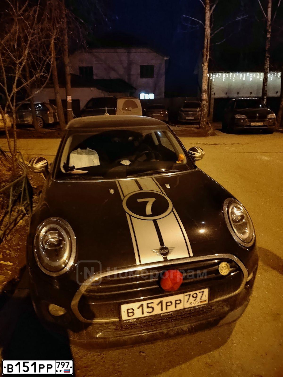 Фото автомобиля MINI MINI, 2019 — госномер В151РР797. Цвет: ЧЕРНЫЙ