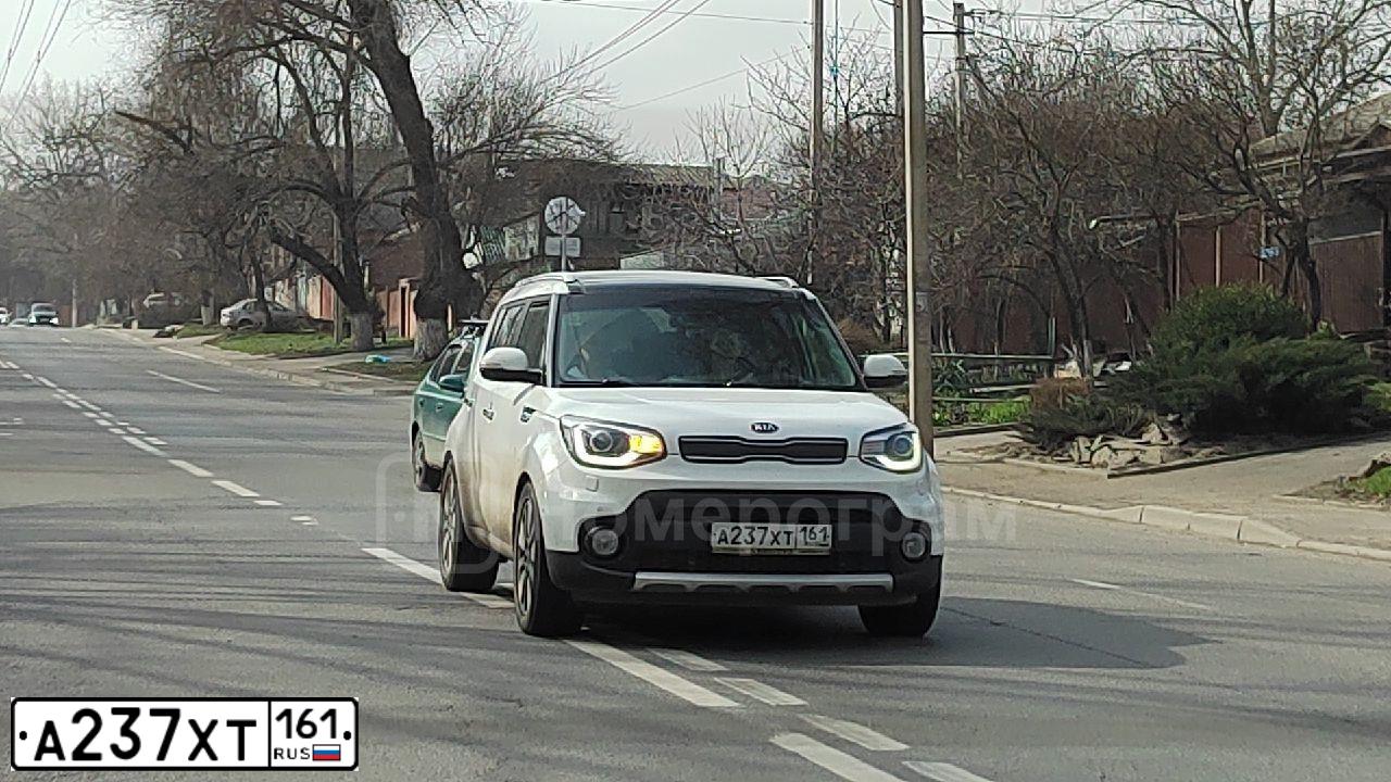 Фото автомобиля KIA SOUL, 2017 — госномер А237ХТ161. Цвет: БЕЛЫЙ