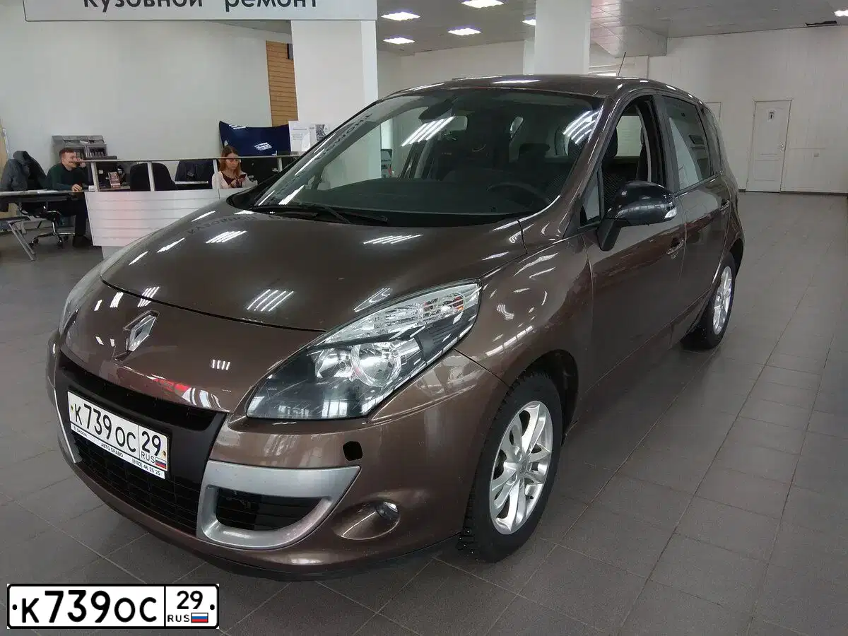 Фото автомобиля RENAULT MEGANE GRAND SCENIC, 2011 — госномер О010ОТ799. Цвет: Коричневый