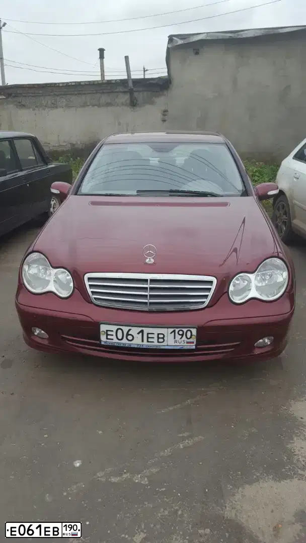 Фото автомобиля MERCEDES C-KLASSE, 2005 — госномер Е061ЕВ190. Цвет: ВИШНЕВЫЙ