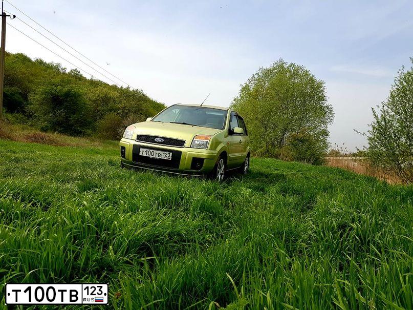 Фото автомобиля FORD FOCUS, 2005 — госномер Е835РХ13. Цвет: СЕРЕБРИСТЫЙ
