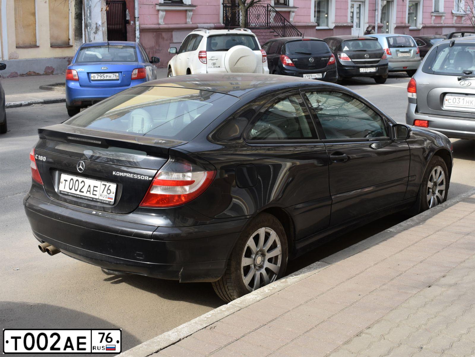 Фото автомобиля MERCEDES C-KLASSE, 2006 — госномер Т002АЕ76. Цвет: ЧЕРНЫЙ