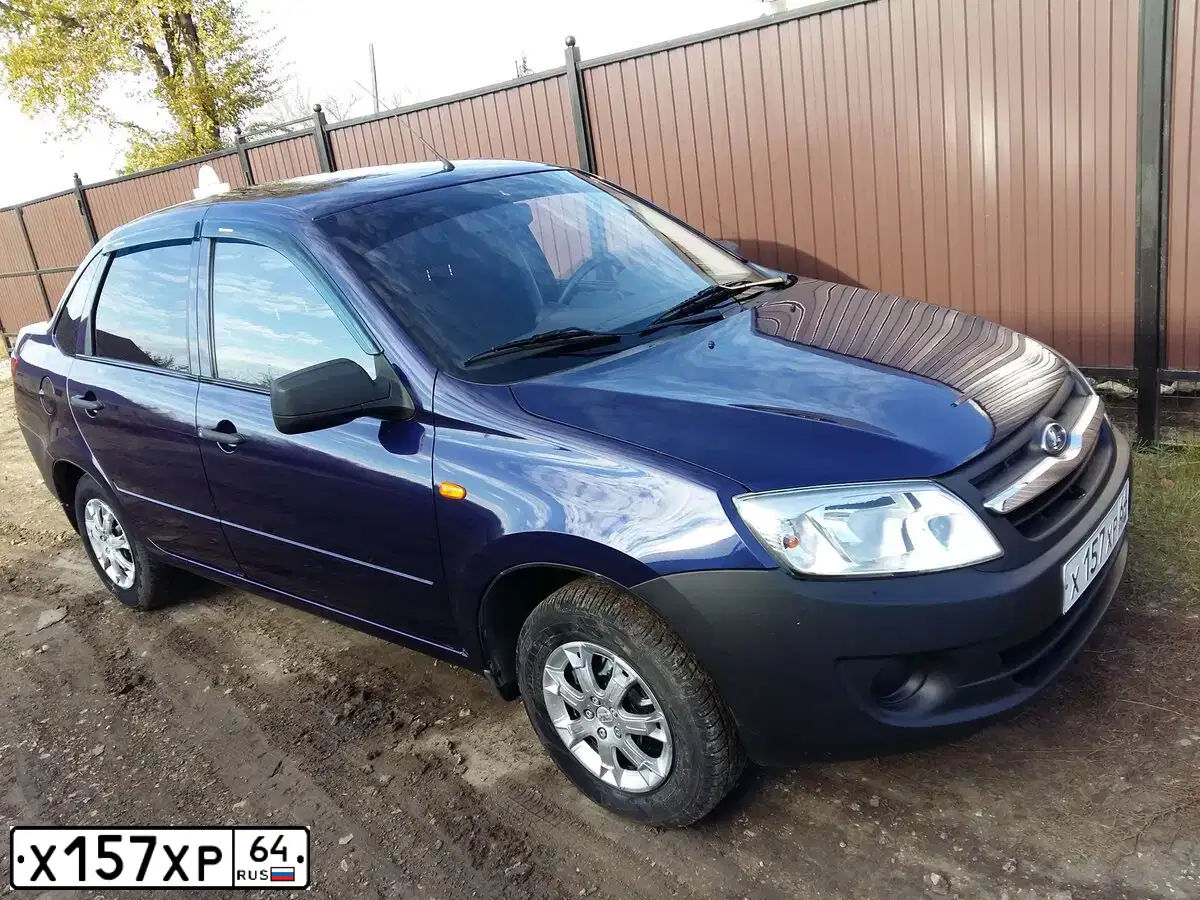 Фото автомобиля LADA 2190 GRANTA, 2012 — госномер Х157ХР64. Цвет: синий