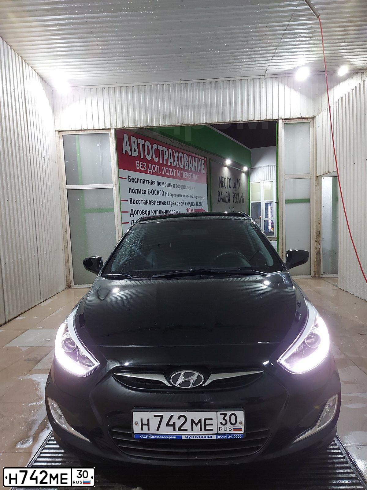 Фото автомобиля HYUNDAI SOLARIS, 2013 — госномер Е057НН30. Цвет: ЧЕРНЫЙ