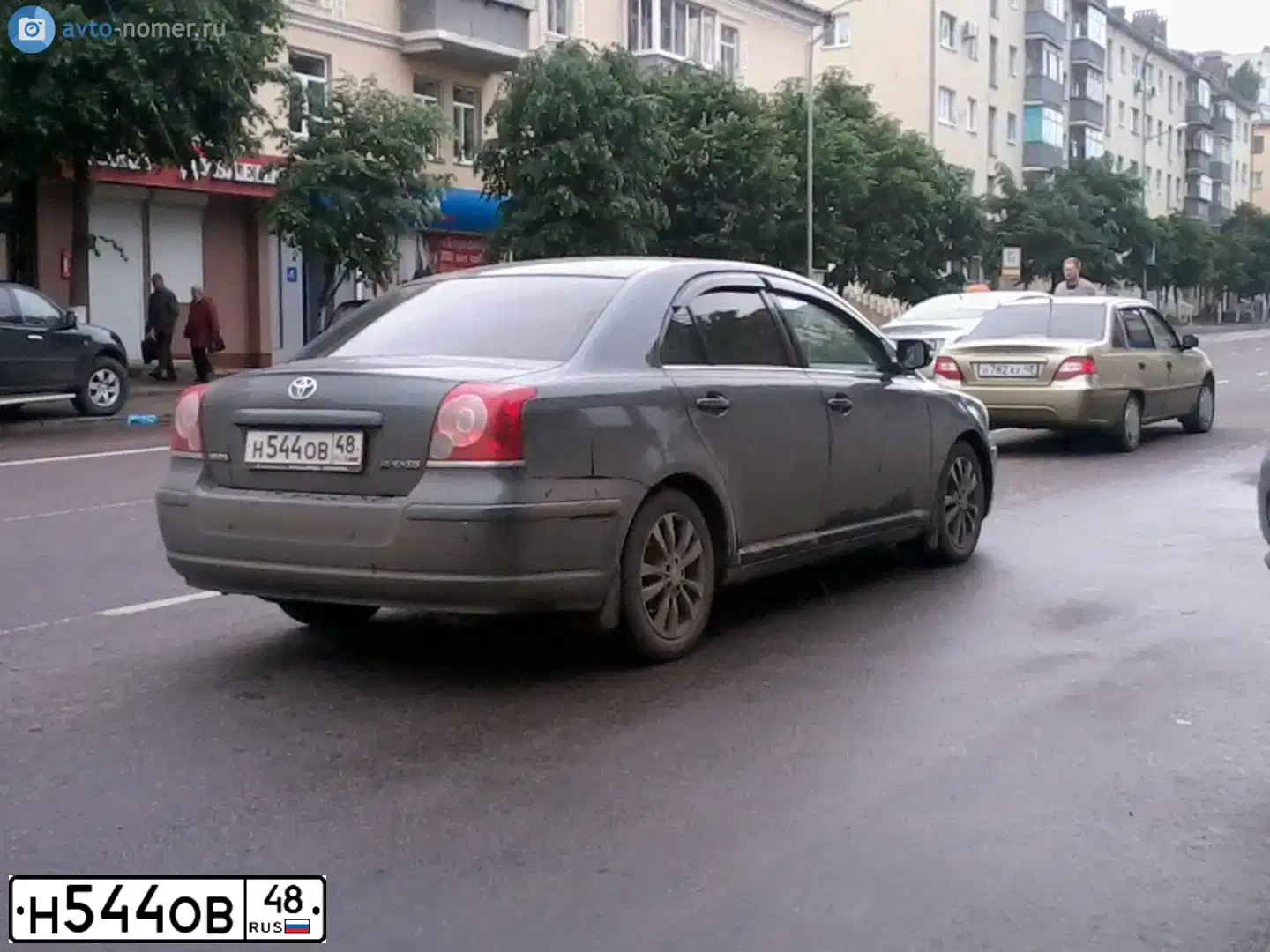 Фото автомобиля TOYOTA AVENSIS, 2006 — госномер У529АУ48. Цвет: Темно-зеленый