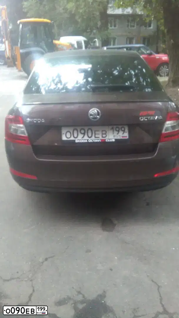 Фото автомобиля SKODA OCTAVIA, 2015 — госномер О090ЕВ199. Цвет: КОРИЧНЕВЫЙ