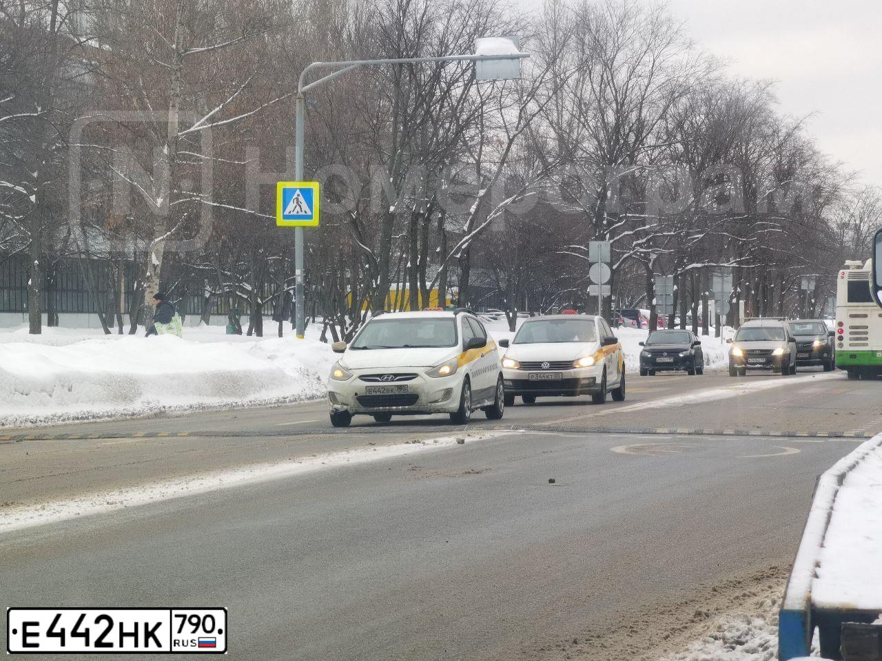 Фото автомобиля BMW SERIE 6, 2012 — госномер Е442НК790. Цвет: Белый