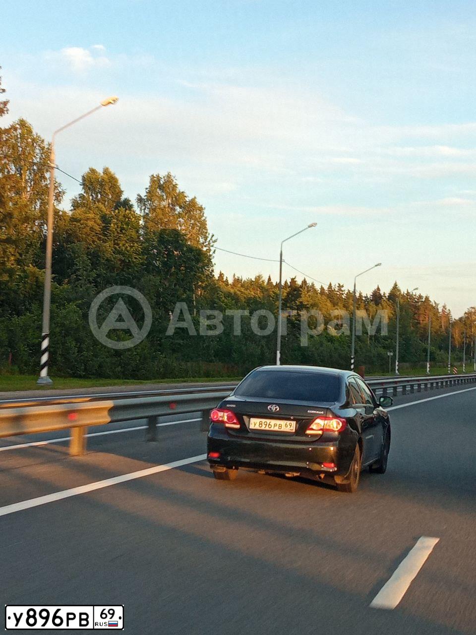 Фото автомобиля TOYOTA COROLLA, 2012 — госномер У896РВ69. Цвет: ЧЕРНЫЙ